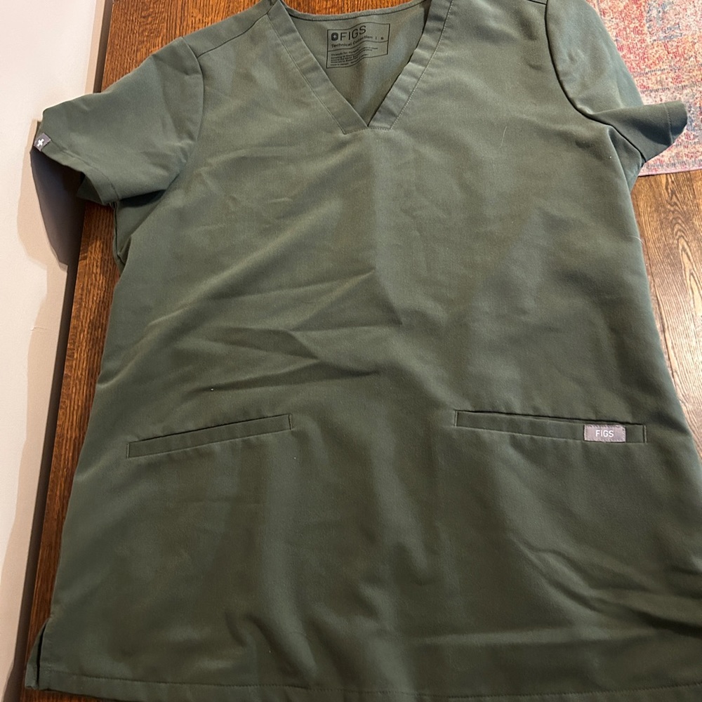Figs scrub top